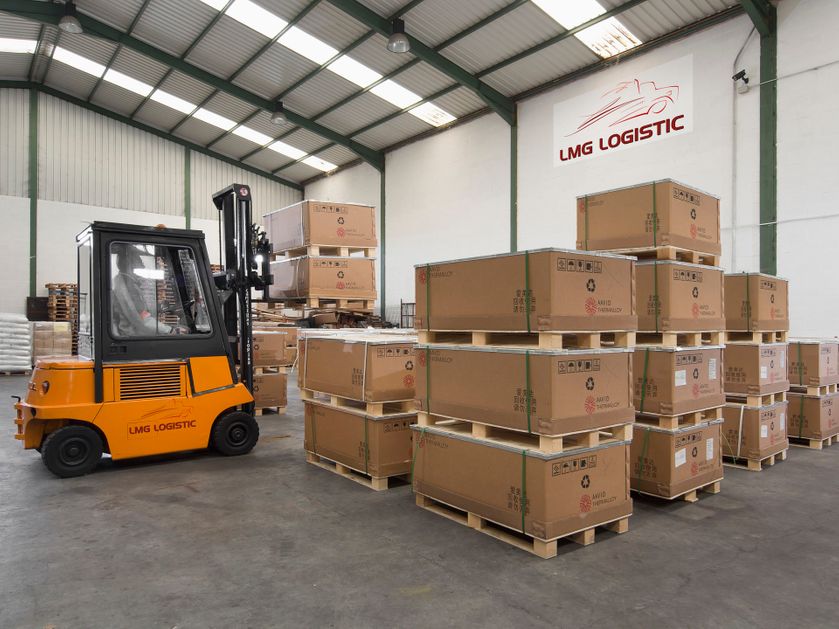Servicios de almacenaje con seguridad 24 horas Nave de 2.000 metros cuadrados a tu disposición para almacenaje y descargas de emergencia